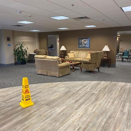 Collins Inn & Suites Экстерьер фото