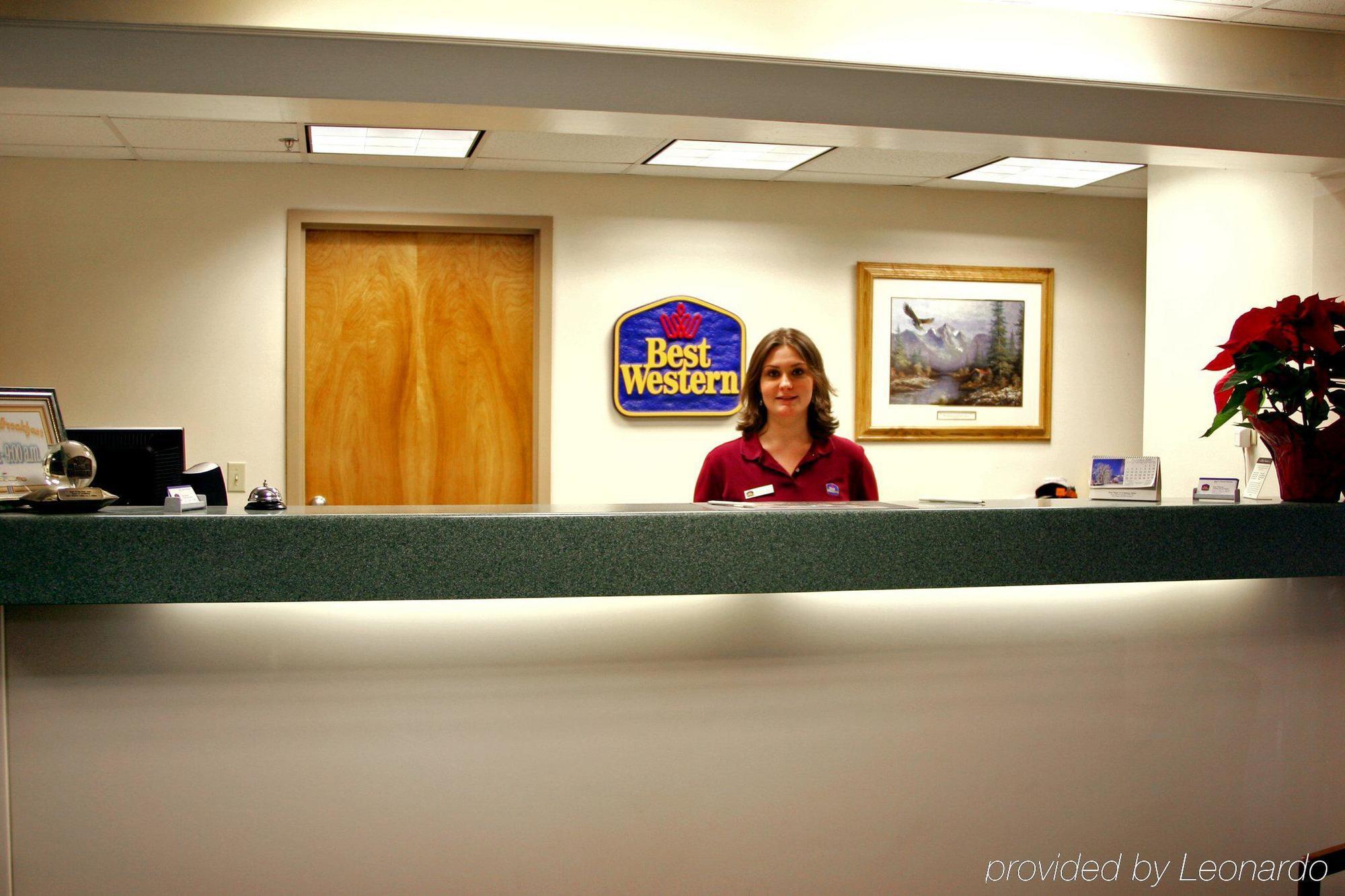 Collins Inn & Suites Интерьер фото